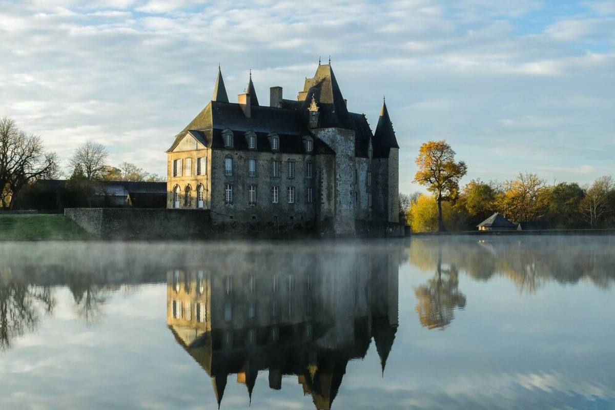 Vous êtes un passionné d'histoire et d'architecture ? Vous souhaitez vous constituer un patrimoine important en finalisant l'acquisition d'un château ? Nous vous présentons aujourd'hui un guide d'achat détaillé, qui concerne toutes les données à prendre en considération avant d'acheter un château en France. Comment choisir votre château en France ? Premièrement, vous devez trouver un château à vendre en France qui corresponde parfaitement à votre budget, mais aussi à vos préférences en matière d’architecture, de situation géographique… À ce stade, il existe une pléthore d’éléments à vérifier comme : l’histoire du château et son architecture ; l’état de conservation du château ; est-il nécessaire d’effectuer des travaux de réhabilitation ? Et combien coûteront-t-ils ? les contraintes relatives au code du patrimoine et de l’urbanisme ; la superficie du château ; la sécurité ; la proximité avec des communes ou des villages… Avant de choisir un château, il faut aussi prêter une attention particulière aux charges courantes comme le chauffage ou l’électricité. Il est tout aussi important de prendre en considération d’autres dépenses fixes comme la taxe foncière ou encore les impôts. Aujourd’hui, sachez que plus de 40 000 châteaux sont répertoriés en France. Vous n’aurez donc aucune difficulté à trouver un château qui correspond parfaitement à vos critères. Achat d’un château : comment réaliser une bonne affaire ? En France, le prix des châteaux oscille entre 200 000 et 20 millions d’euros. Si votre budget est limité et que vous souhaitez réaliser une très bonne affaire, nous vous conseillons d’opter pour un château dont les coûts d’entretien sont hors de prix pour leurs propriétaires. Aujourd’hui, il vous est possible de devenir propriétaire d’un château pour la somme symbolique d'un euro ! Cependant, à ce prix, vous devez acquérir un château en ruine et vous engager à le remettre en état. Vous devrez alors engager des travaux de réhabilitation onéreux. Ces travaux sont obligatoires et ils font l’objet d’un contrat que vous allez signer avec le Ministère de la Culture. Si après l’achat d’un château en ruine vous constatez que les travaux ont des coûts que vous ne pourrez pas assumer, sachez que l’État intervient via une mise en demeure. À quelles aides financières pouvez-vous prétendre ? Après avoir acheté un château en France, l’État vous accorde des aides financières et fiscales. Parmi elles, on retrouve notamment : la loi Malraux 2014 : à partir du moment où vous achetez un château situé dans un secteur sauvegardé ou dans une Zone de Protection du Patrimoine Architectural, Urbain ou Paysager, vous profitez de réductions fiscales, relatives aux travaux de restauration. Le taux de ces réductions est compris entre 22 % et 33 % du montant des travaux, à condition de ne pas dépasser un plafond annuel de 100 000 euros. loi 1913 : mise en place afin de mieux préserver nos monuments historiques, elle vous permet de déduire vos frais de rénovation de vos impôts. prêt bancaire : quand vous achetez un château par un prêt bancaire, il arrive que les intérêts de ce prêt et que la taxe foncière vous soient déduits. Sachez que ces mécanismes sont parfaitement cumulables. Cependant, ils ne concernent que les travaux de rénovation.